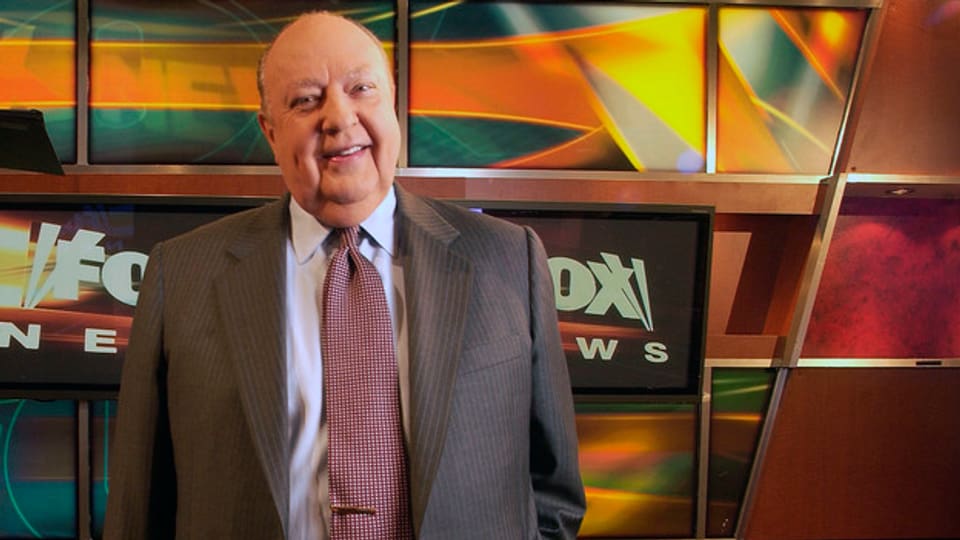 L'anteriur schef da Fox News Roger Ailes en in studio da televisiun.