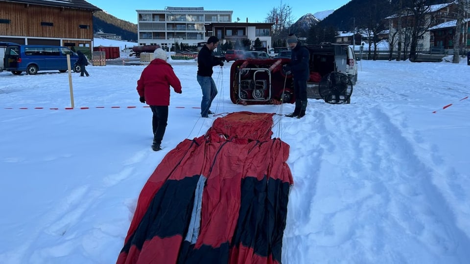 Der Ballon wird am Korb befestigt.