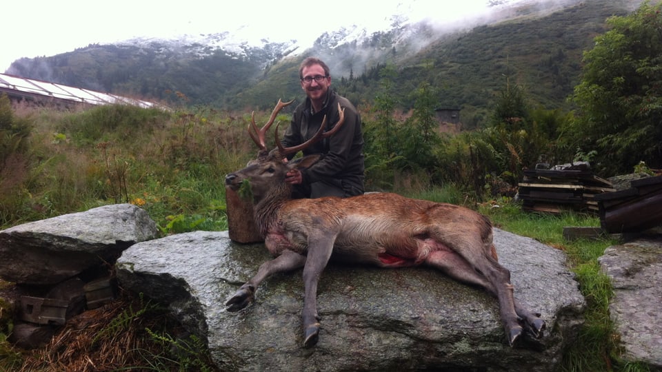 Il chatschadur Marc Berther cun il taur tschierv da 92 kilos.