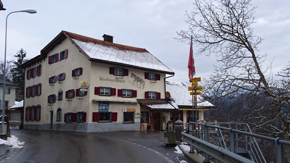 L'albiert cun ustaria Rössli a Versomi.