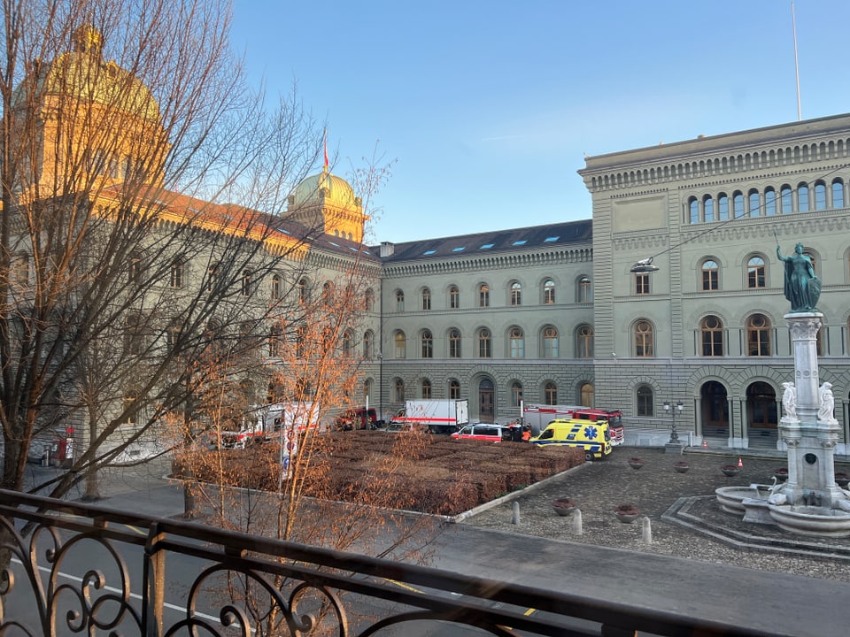 Bundeshaus Bern: Bundesplatz wurde wegen verdächtigem Auto abgesperrt. 