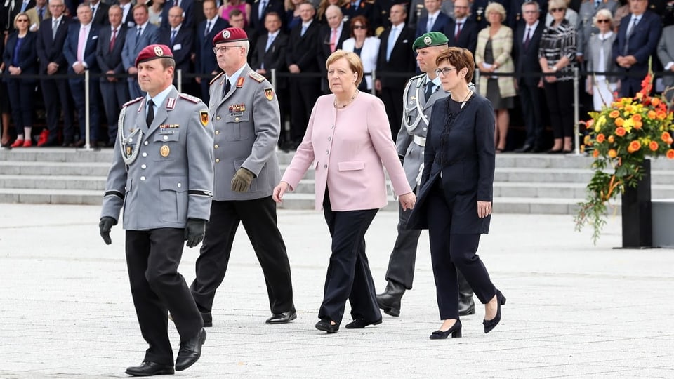 AKK ed Angela Merkel ensemen cun la Bundeswehr tar la festa da commemoraziun.