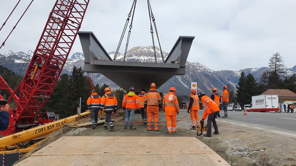 Il gru il pli grond da la Svizra sposta la punt da 180 tonnas