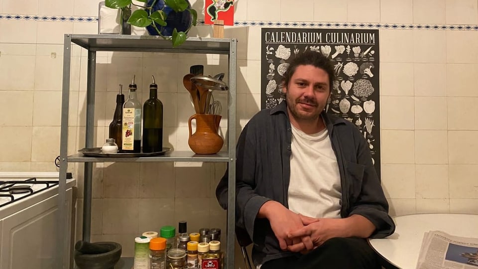 Valentin Bezzola in seiner Küche in Bern.