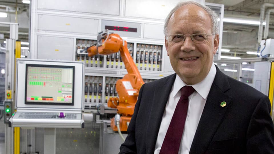 Johann Schneider-Ammann durant ina visita tar fabricant ABB a Peking (7 d'avrigl 2016).