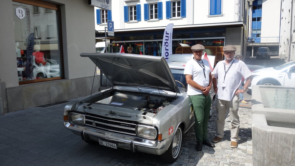 Philipp Müller (sanester) da Siselen ha bajegià enturn in vegl Opel Record dal 1969 en in auto electric.