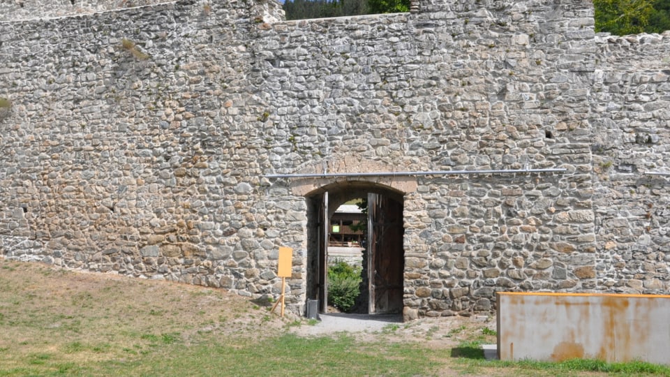 L'entrada da la ruina Castels.