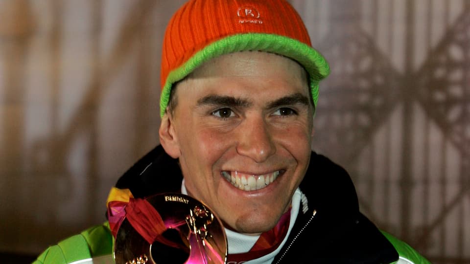 Purtret da Michael Greis cun ina medaglia olimpica enta maun