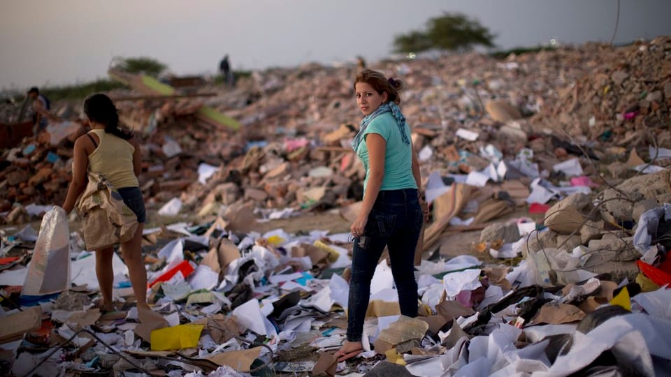 ina dunna a Manta/Ecuador en tschertga da quai, ch’il terratrembel n’ha betg destruì. 