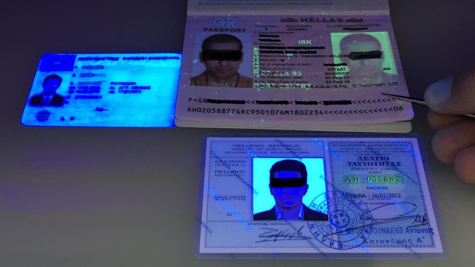 Purtret dals passaports confiscai da la duana. 