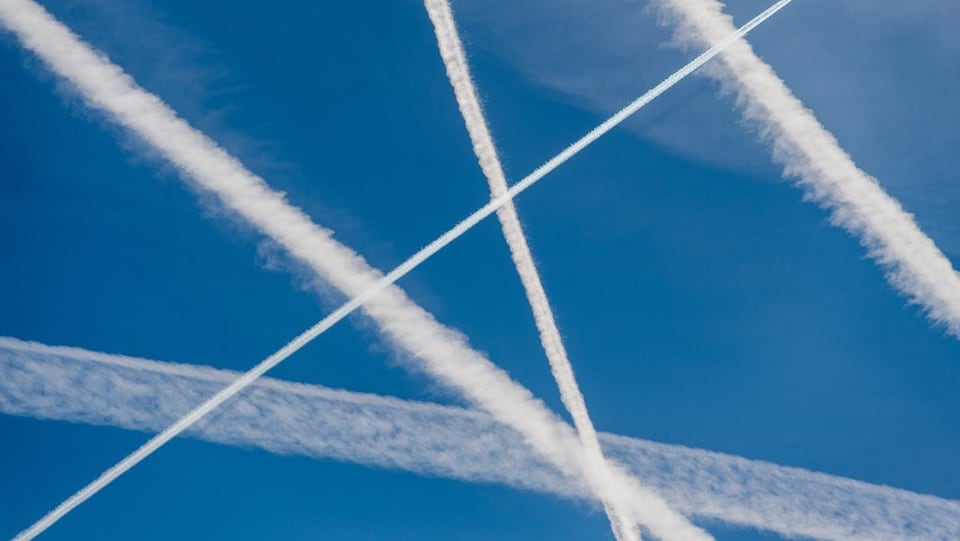 In tschiel blau cun strivlas da condensaziun.