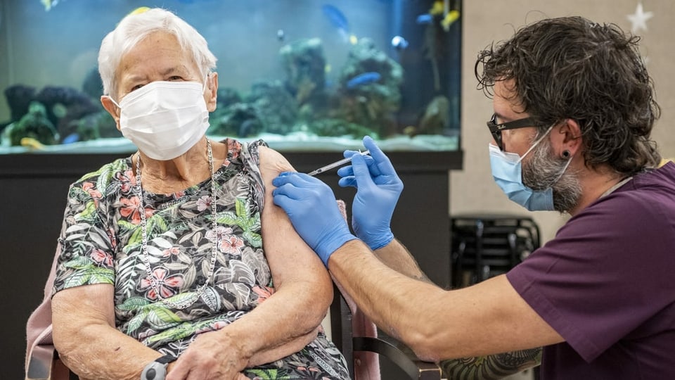 in dunna veglia cun mascrina lascha vaccinar entras in um