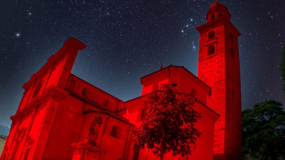 Purtret da la catedrala da Lugano illuminada cotschen.