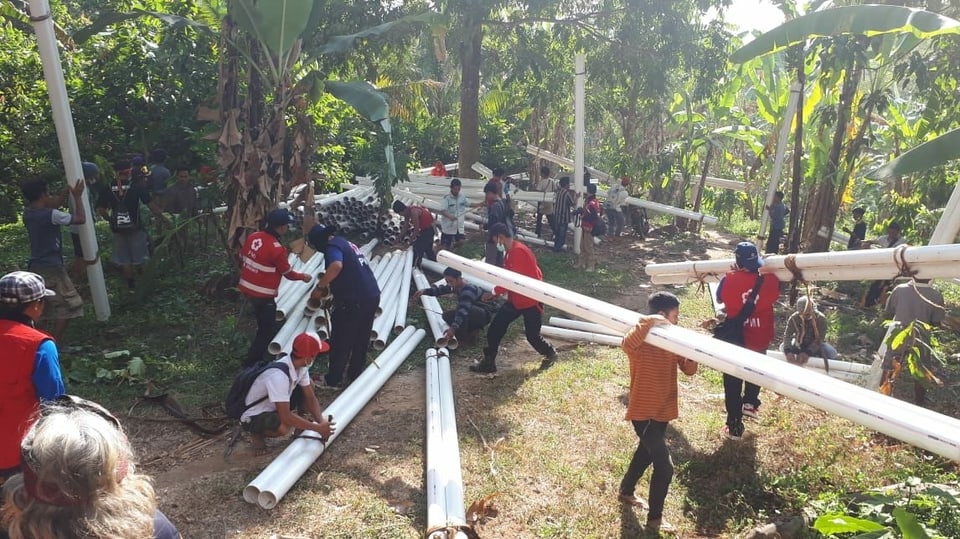Voluntaris e spezialists dad autras branschas gidan ils teams da la Crusch Cotschna Indonaisa da reparar l'infrastructura d'aua e d'electricitad.