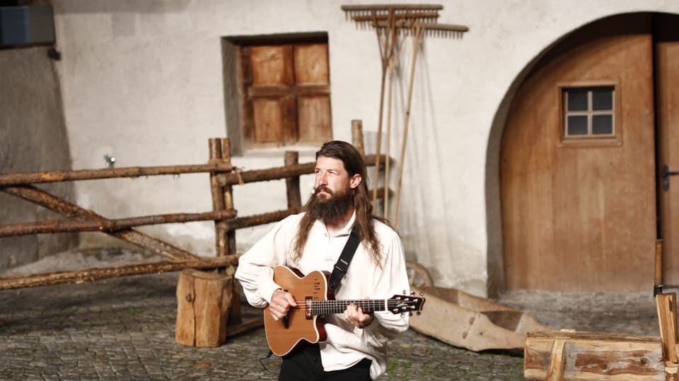 Der Gitarrist singt melancholische Melodien