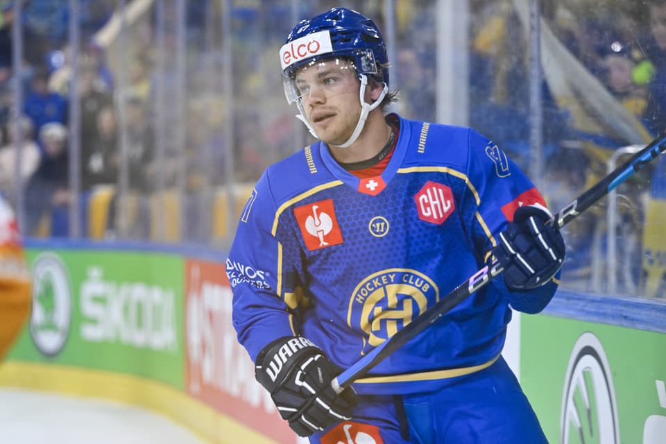 L'attatgader Leon Bristedt deva l'ultima stagiun anc en Svezia tar Rögle BK hockey.