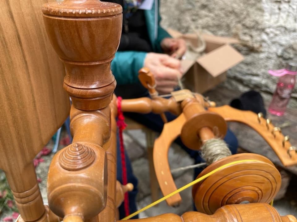 Geschicktes Handwerk ist gefragt beim Flachsspinnen.
