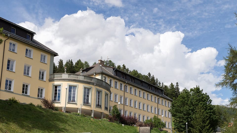 Il bajetg melen da l'Institut Autalpin a Ftan. Surora ina paraid da nivels da cumulus sper in tschiel blau.