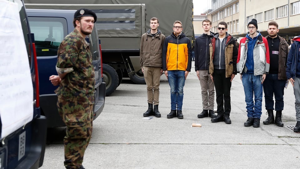 Purtret da giuvens ch'èn gist arrivads en la scola da recrut. 