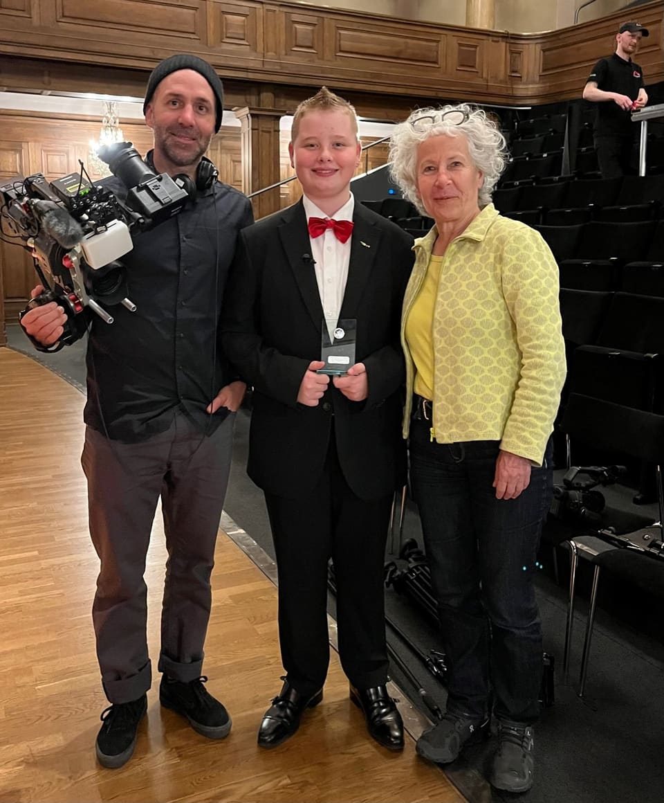 Simon Gabriel mit Roman Schmid (mit Kamera) und Bertilla Giossi von RTR.