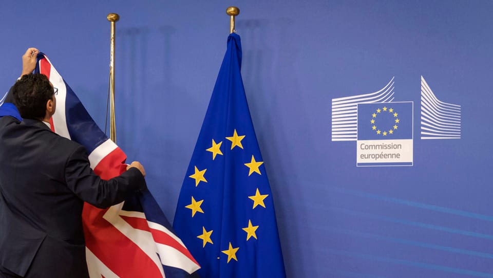 Um cun bandieras da GB ed UE.