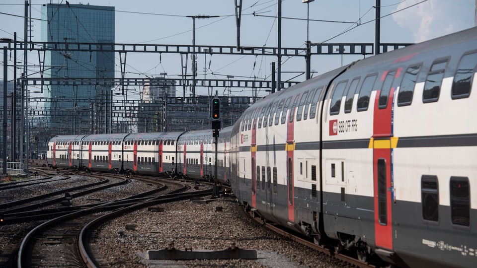 In tren che entra en la staziun da Cuira. 