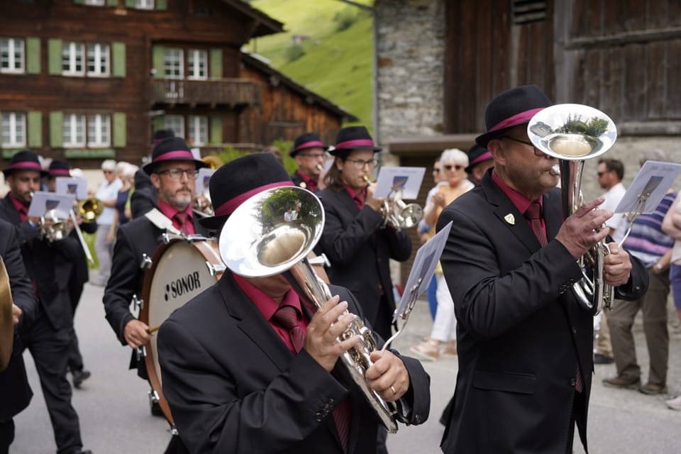 Eine Musikgesellschaft während dem Marschwettbewerb am Musikbezirksfest in Vals.