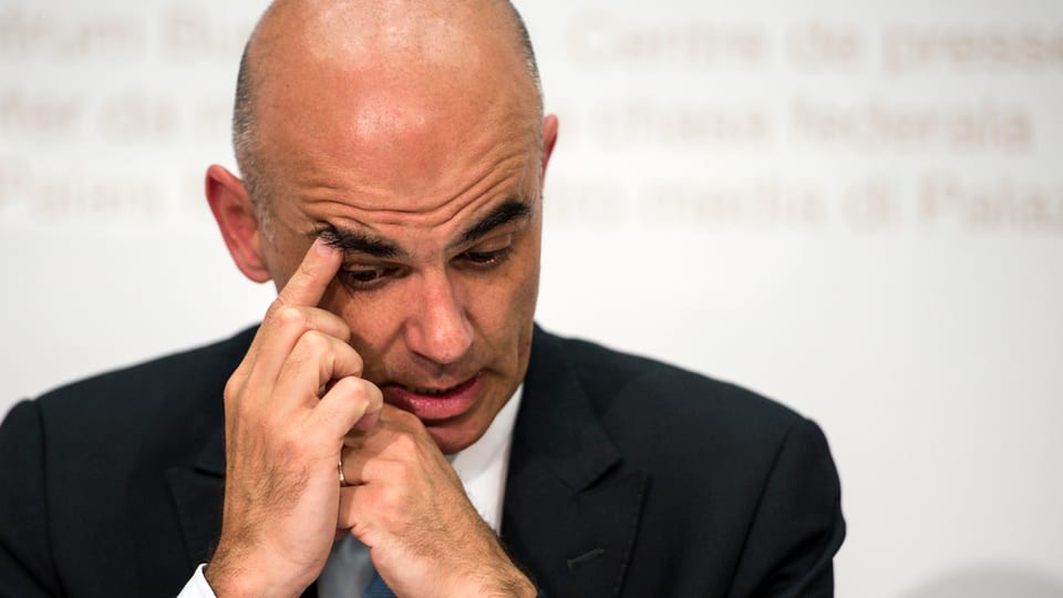 cusseglier federal Alain Berset pensiv a la conferenza da medias