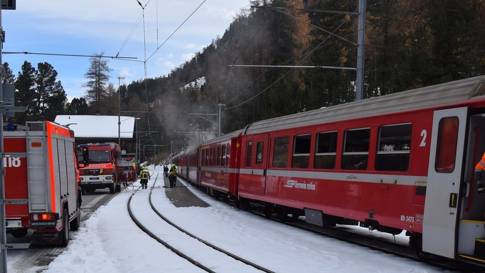 Ein Zug mit einem rauchenden Wagen