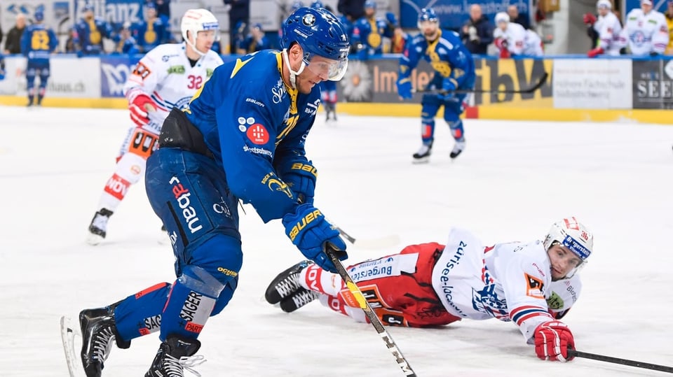 Il giugader da hockey Enzo Corvi en acziun.