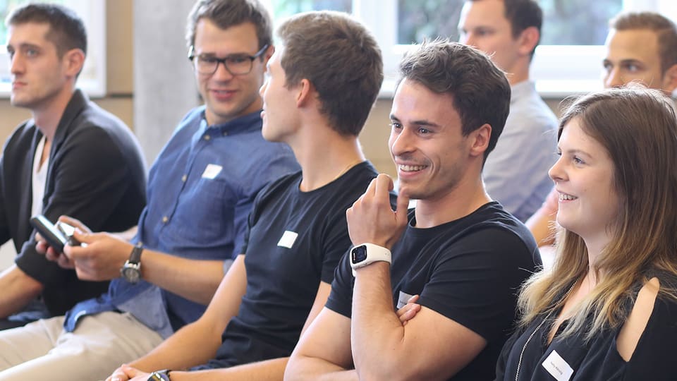 Students a la presentaziun dal studi «Digital Business Management».
