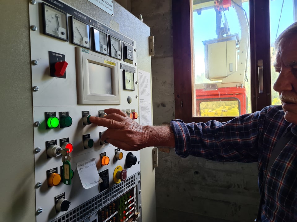 La tecnica per manischar la cabina, Peter Derungs fa era las controllas. 