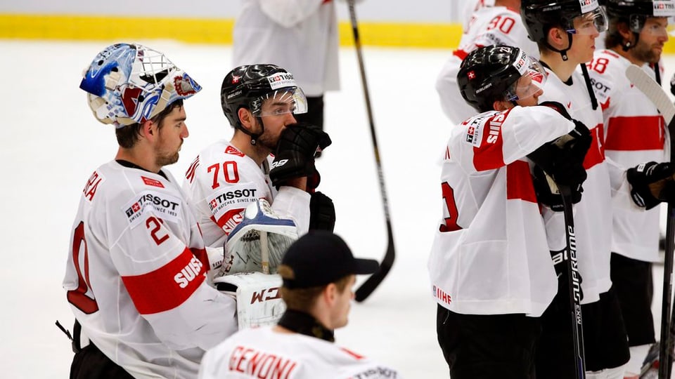giugaders da hockey svizzers suenter la terrada.