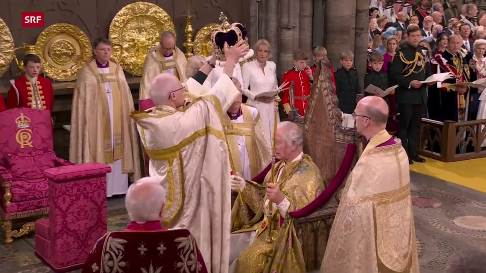 Krönung Charles III durch Erzbischof von Canterburry in der Westminster Abbey in London