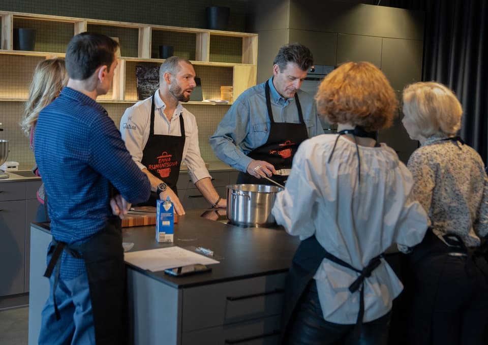 Botschafter und Botschafterinnen lernen Kochen.