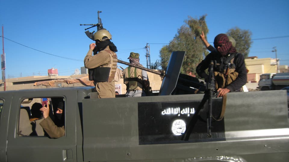 Commembers da la gruppa terror Stadi islamic sin la punt d'in auto.