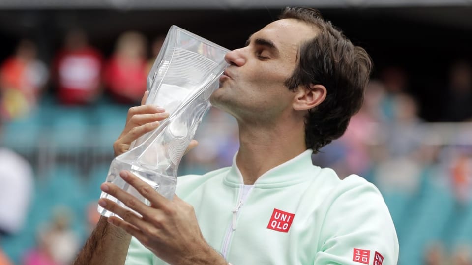 Federer bitscha ses pocal da glas. - durant l'undrientscha dals victurs.