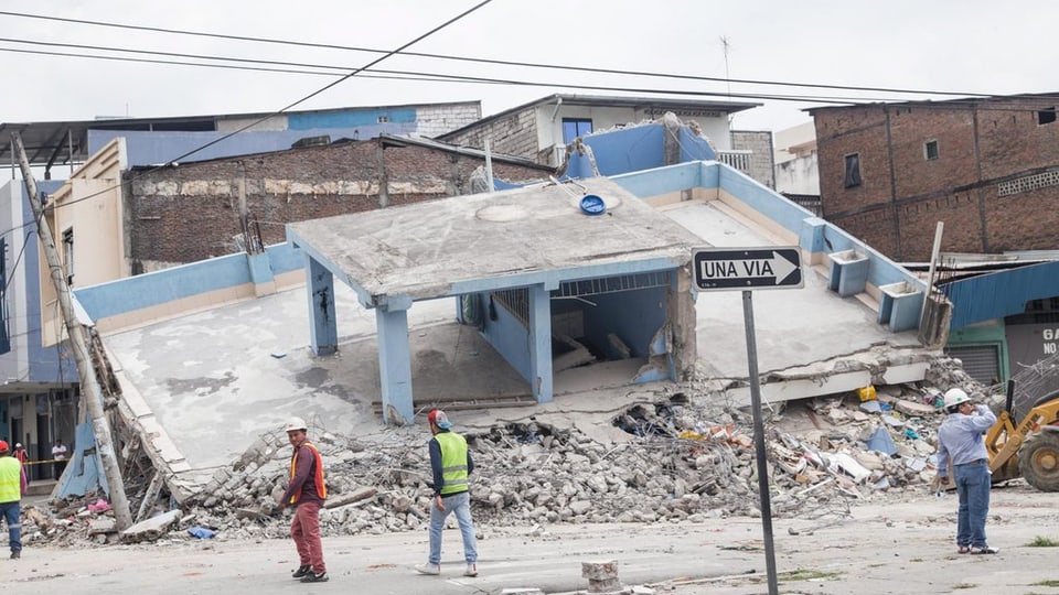 Er a Guayaquil (Ecuador) èn entirs bajetgs sballunads suenter il terratrembel da 7,8