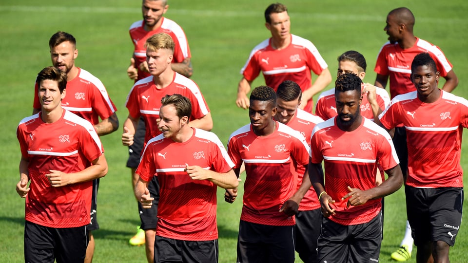 Equipa naziunala svizra da ballape vid trenar.