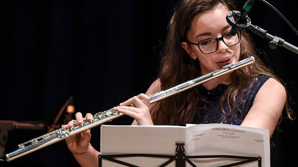 giuvna che suna la flauta a traviers
