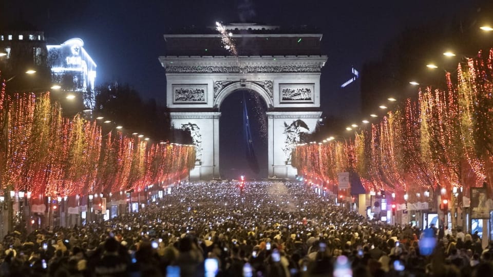 Ina massa da glieud avant l'Artg da triumf a Paris.