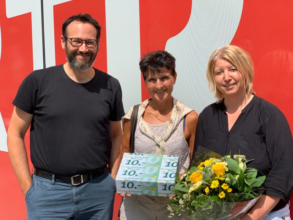 La victura dal Kikeri6 Anita Lötscher flancada da la moderatura Georgina Janki e dal moderatur Rafael Müller.