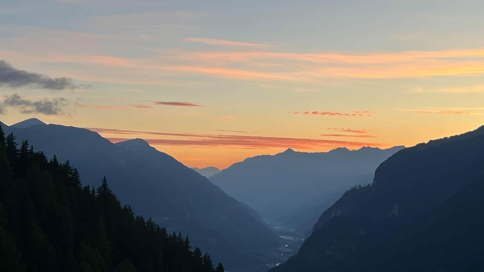 Sonnenaufgangs-Panorama von Tschlin Richtung Tirol