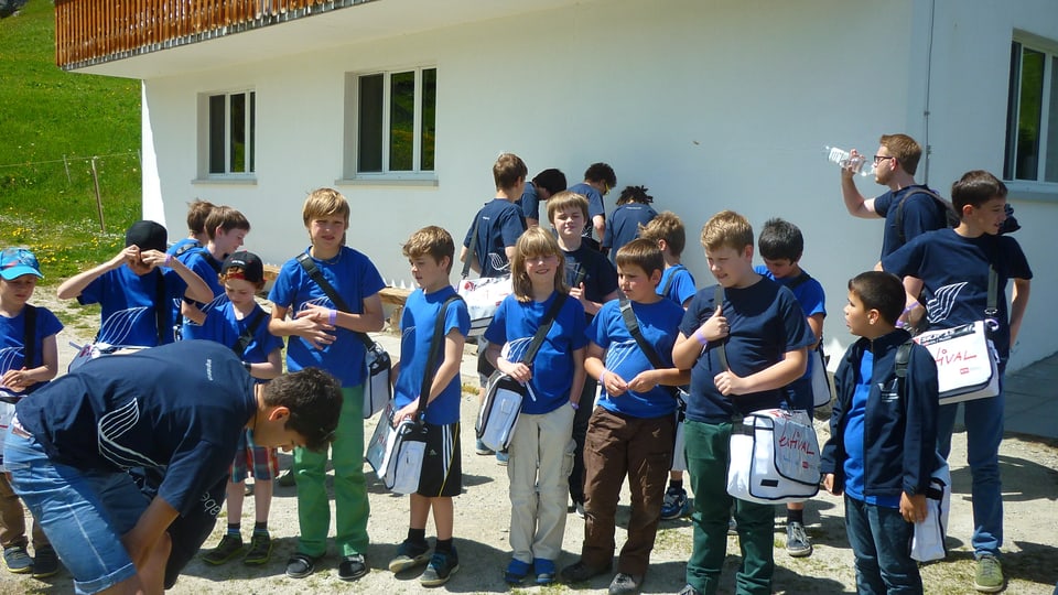 Ils Singknaben Solothurn al champ Glaretsch a Segnas/Mustér.