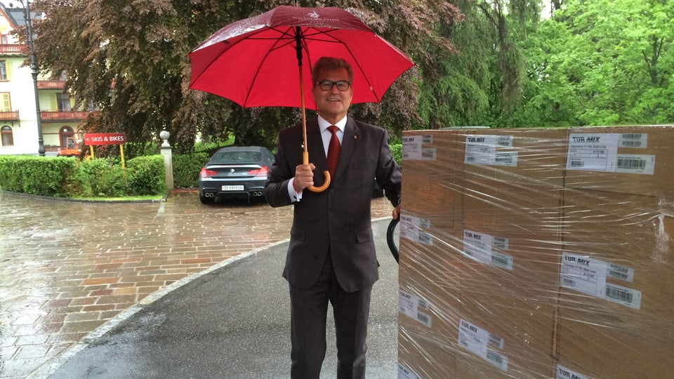 Daniel Füglister il directur dal hotel Waldhaus cun in mantun stgatlas plain maschinas da café