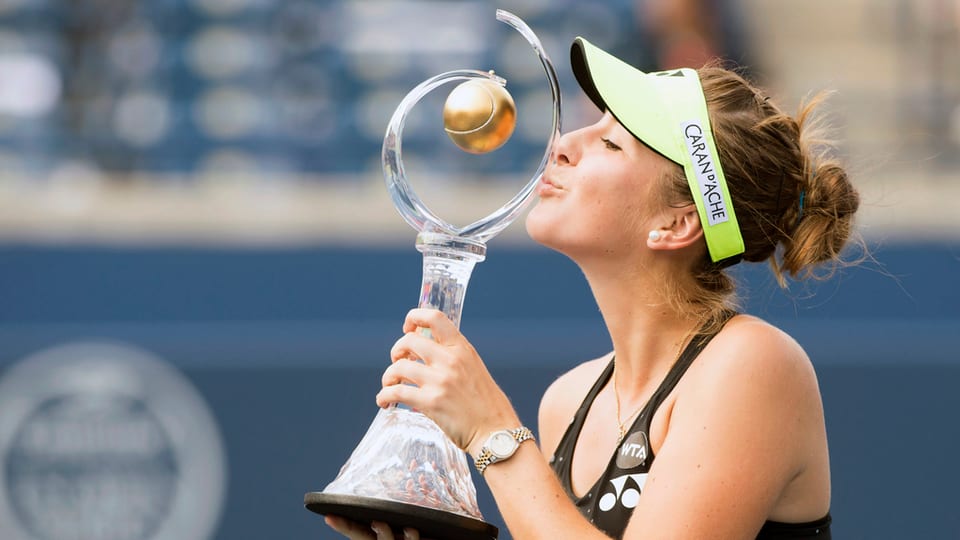 Belinda Bencic dat in bitsch a la trofea dal turnier. 