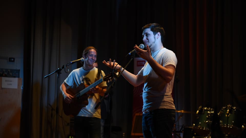 Giganto-Mattiu & band al «Da cumpagnia» a Cuira. Dus giuvens musicists sin il palc.