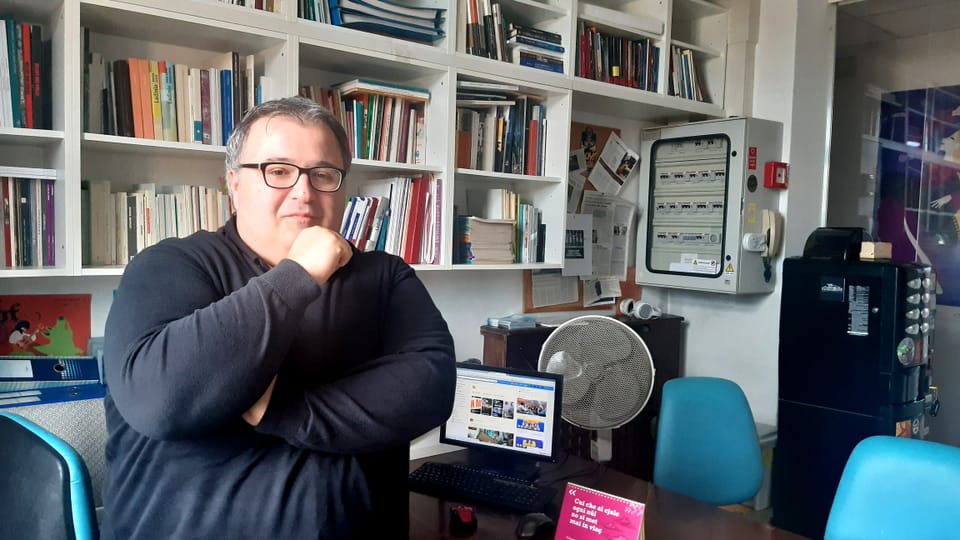 Enrico Turloni, redactur da sport tar Radio Onde Furlane. El lavura er per la «sora gronda», la RAI.