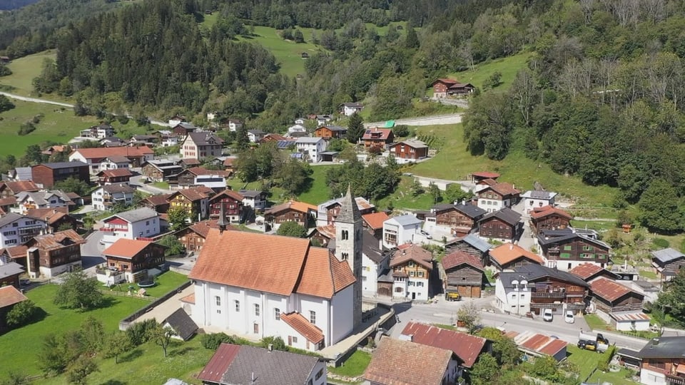 Il vitg da Rueun la part enturn la baselgia.