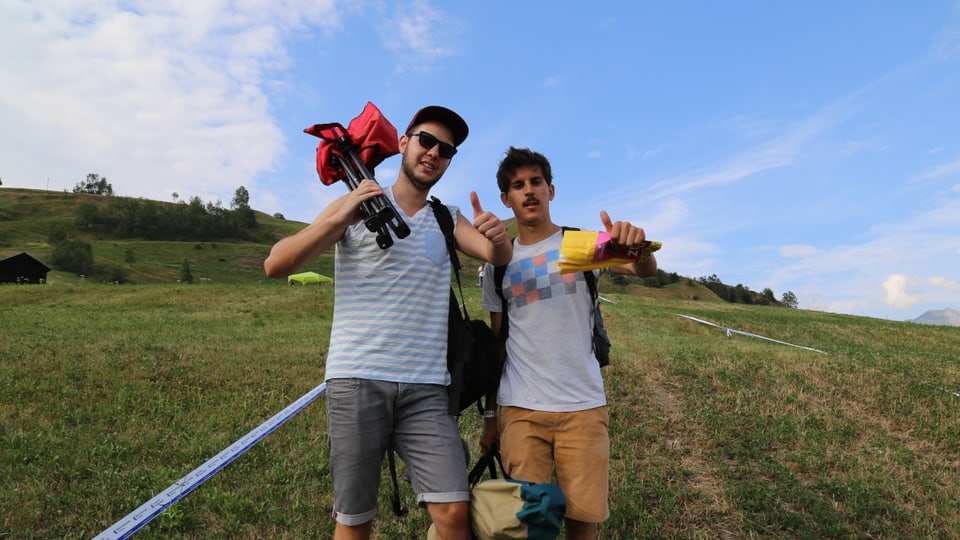 Ils emprims visitaders dal Open Air Lumnezia 2015. Livio Casutt da Glion (sanester) e Arno Panier da Sagogn (dretg).